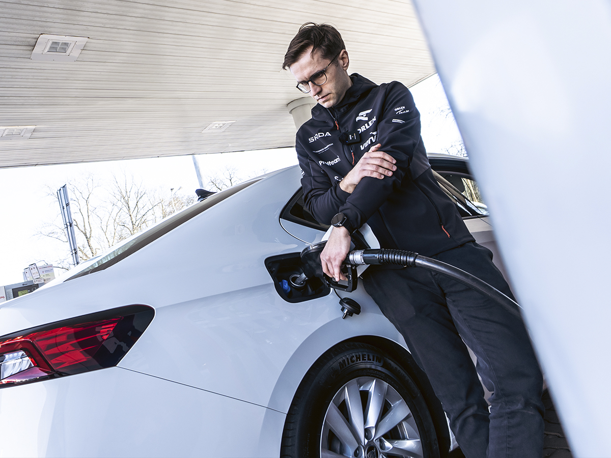 El piloto polaco, Miko Marczyk llenando el depósito del Škoda Superb 2.0 TDI