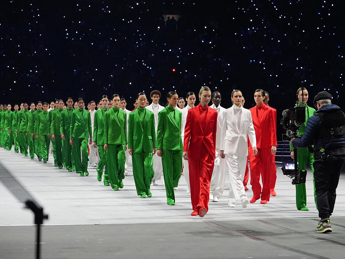 Desfile durante la ceremonia inauguración JJOO de invierno Milán Cortina 2026