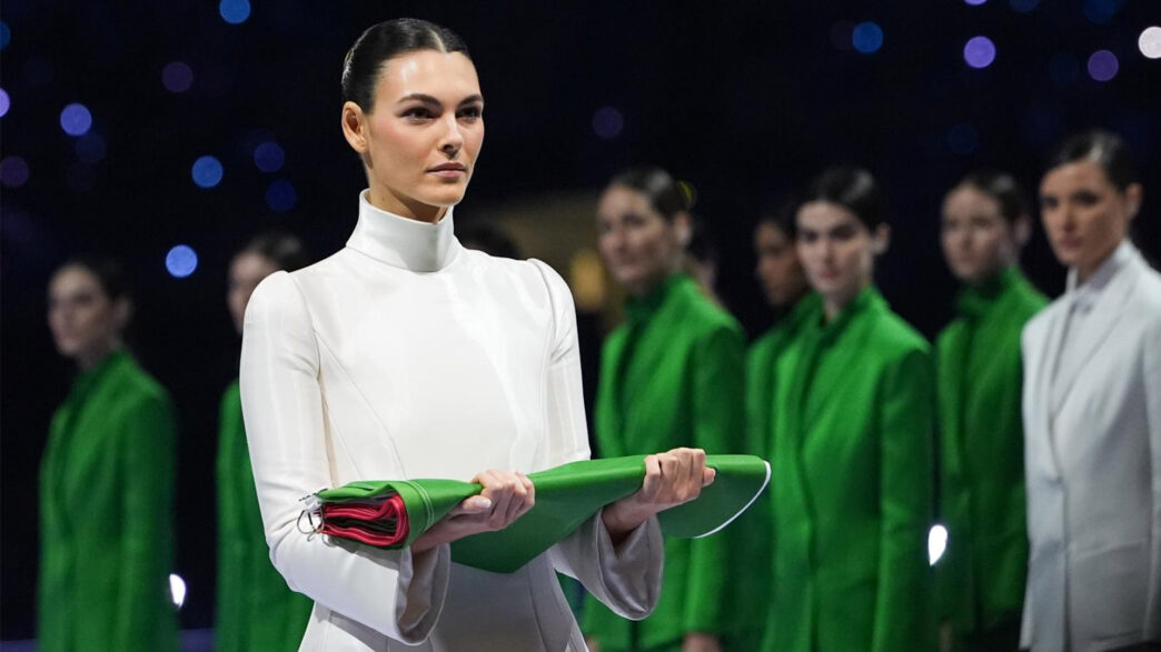 modelo femenina porta bandera italiana en sus brazos en la ceremonia de inauguración de los JJOO de invierno Milán-Cortina 2026