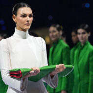Giorgio Armani firma la elegancia de la ceremonia de inauguración de los JJOO de invierno Milán-Cortina 2026 modelo femenina porta bandera italiana en sus brazos en la ceremonia de inauguración de los JJOO de invierno Milán-Cortina 2026