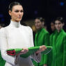 modelo femenina porta bandera italiana en sus brazos en la ceremonia de inauguración de los JJOO de invierno Milán-Cortina 2026
