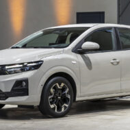 Cuesta 13.000 euros y sigue siendo el coche más barato que puedes comprar nuevo en España: así es el Dacia Sandero en 2026 Dacia Sandero 2026 blanco perla