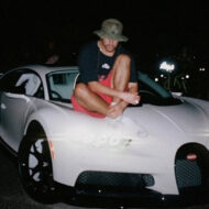 Del Toyota de 2.000$ al Bugatti de millones: los únicos dos coches que Bad Bunny reconoce como suyos Bad Bunny encima del capó de su Bugatti blanco