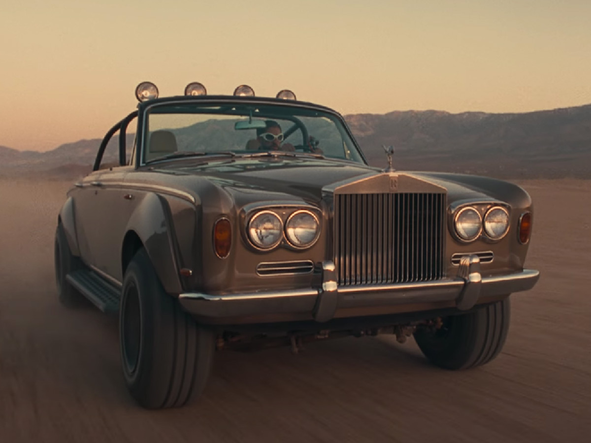 Bad Bunny conduciendo un Rolls-Royce Silver Shadow