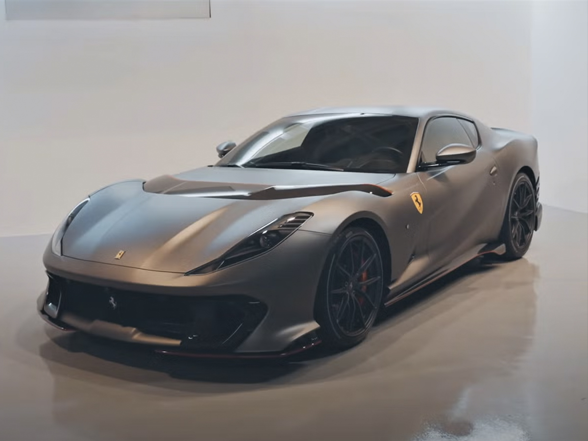El Ferrari 812 Competizione gris