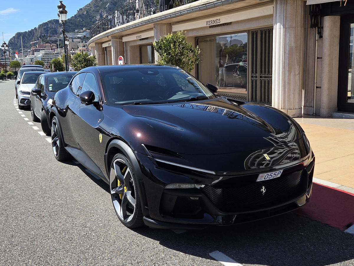 Ferrari Purosangre negro