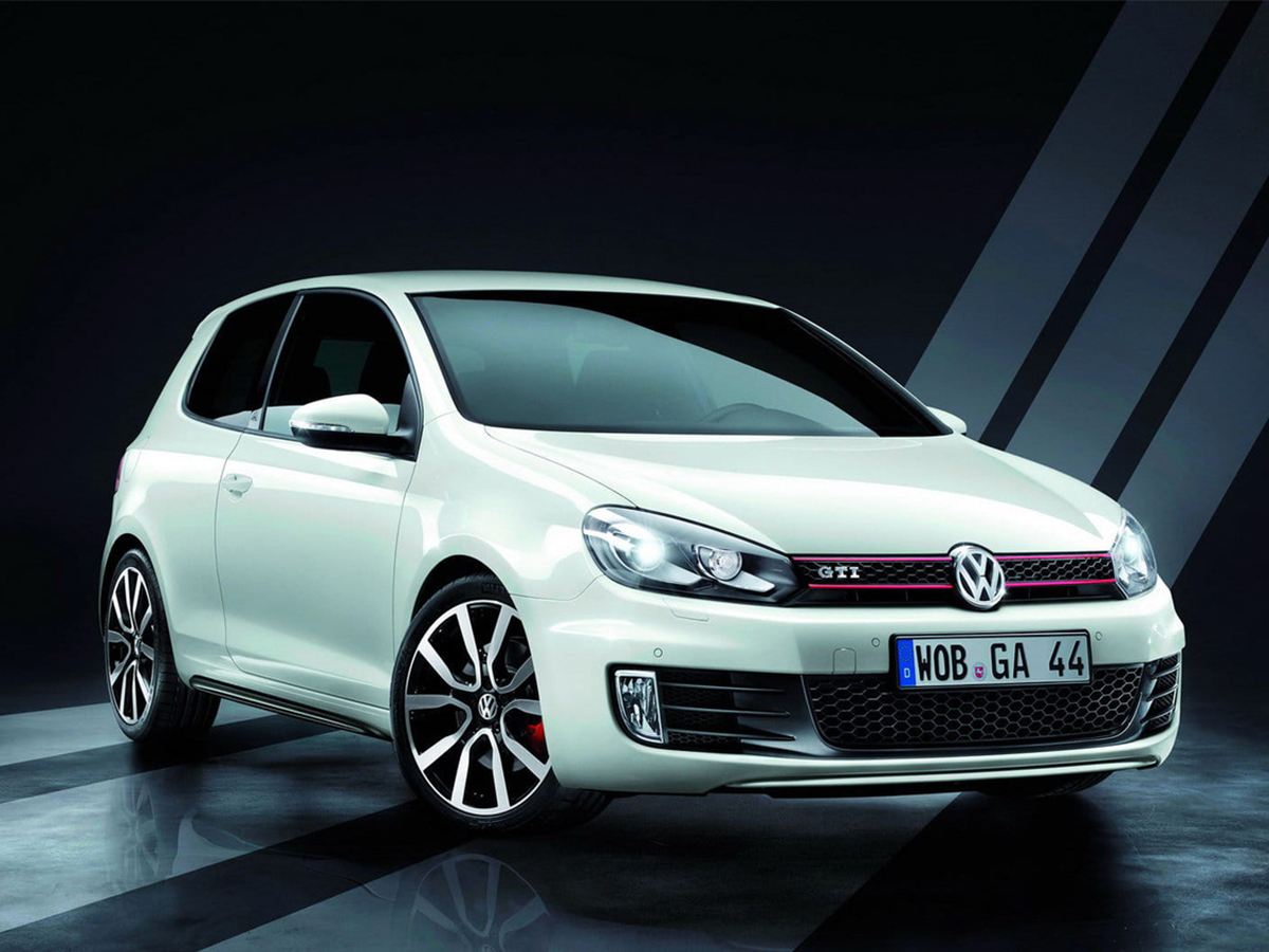 El Volkswagen Golf GTI blanco