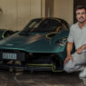 Fernando Alonso posando con uno de sus coches de lujo