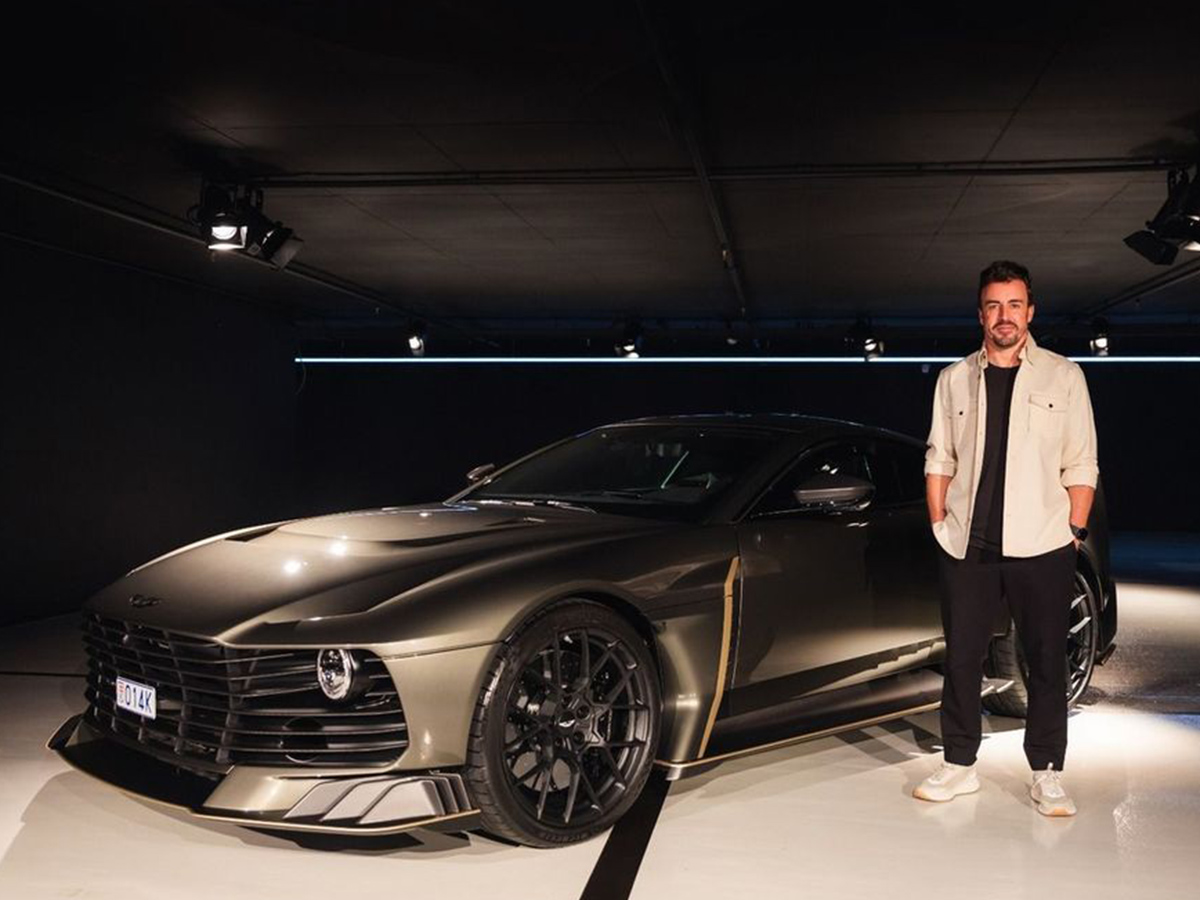 Fernando Alonso posando con su coche Aston Martin Valiant