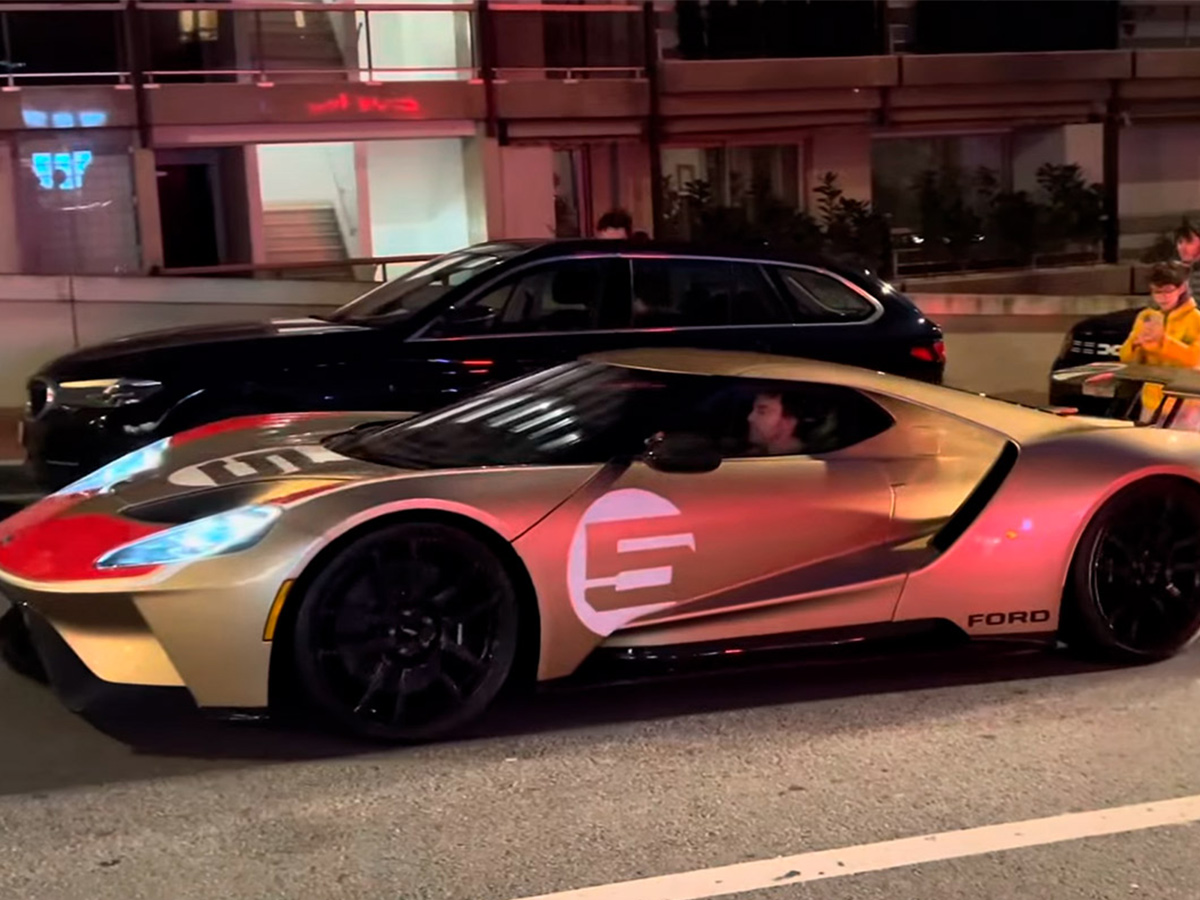 Fernando Alonso conduciendo su Ford GT Holman Moody