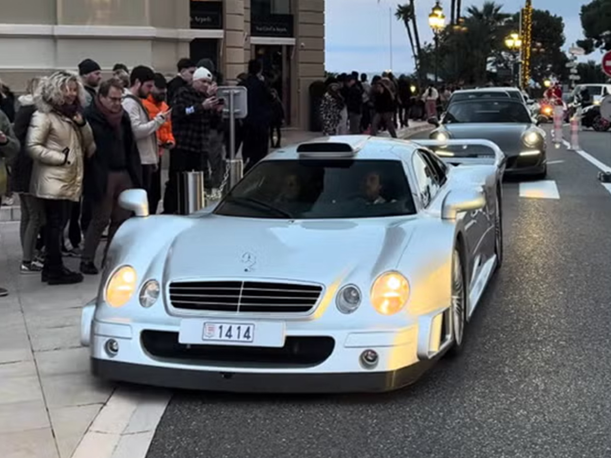 Fernando Alonso al volante de su coche Mercedes-Benz CLK GTR