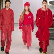 El color rojo está de moda y estos son los diseñadores de hombre que mejor saben cómo vestirlo esta primavera 2026 Collage modelos desfilando vestidos con total look color rojo primavera 2026