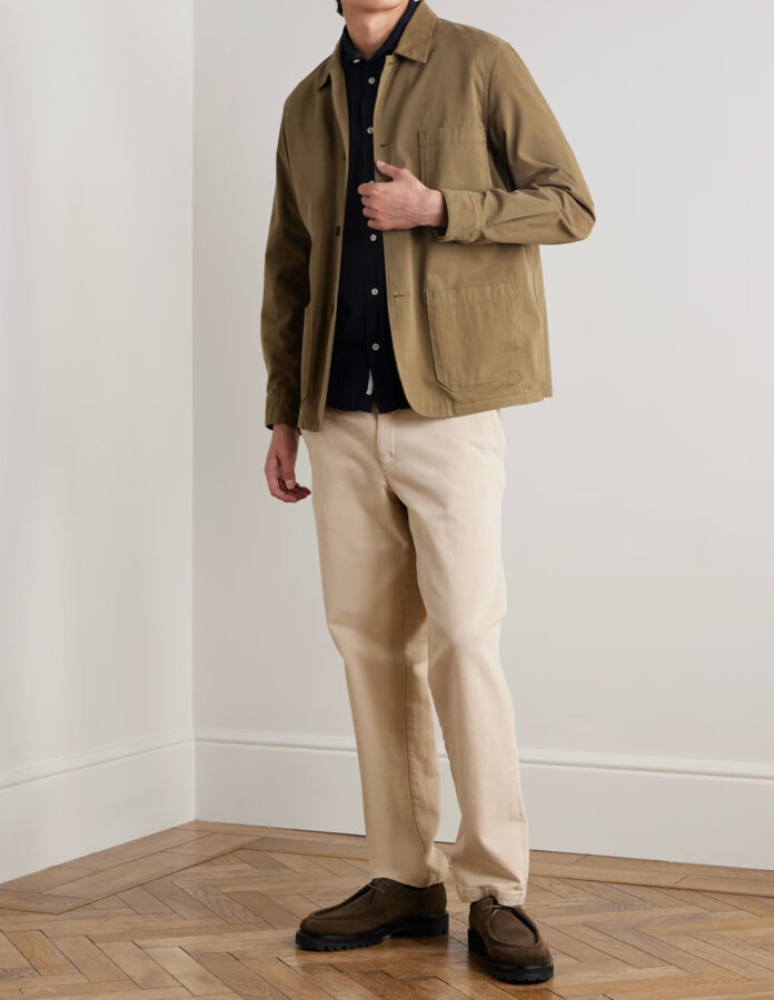 Look de hombre con camisa azul marino y sobrecamisa caqui