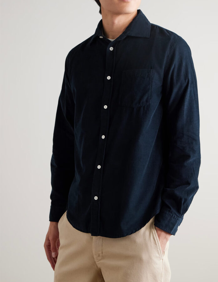 Camisa azul marino combinada con pantalón beige de hombre