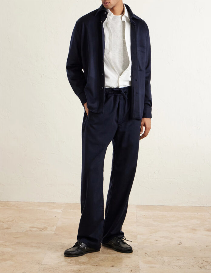 Look comfy de hombre con camisa azul marino a capas