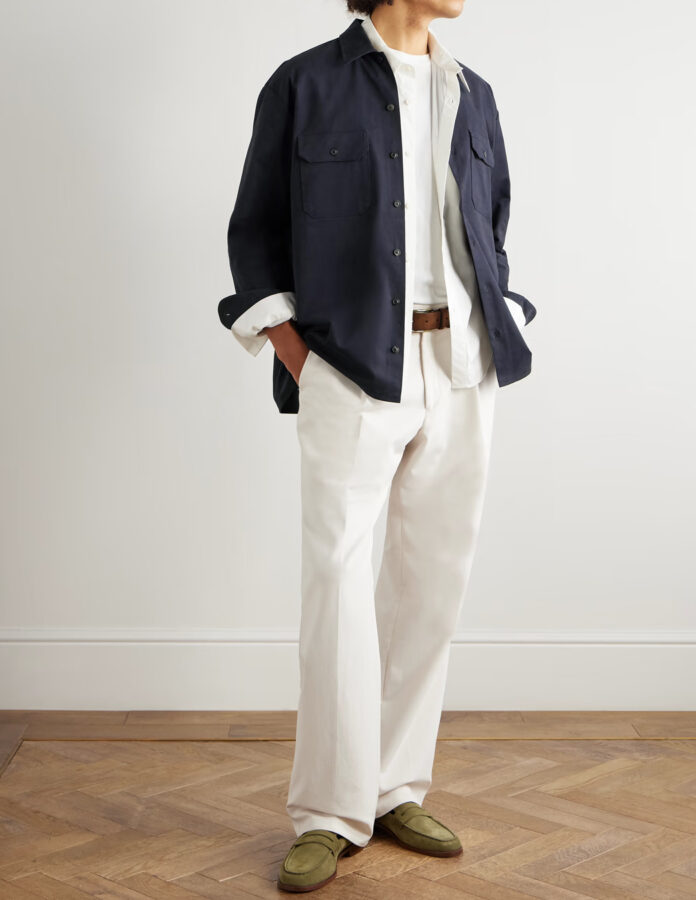 Look de hombre con camisa azul marino y pantalones blancos anchos