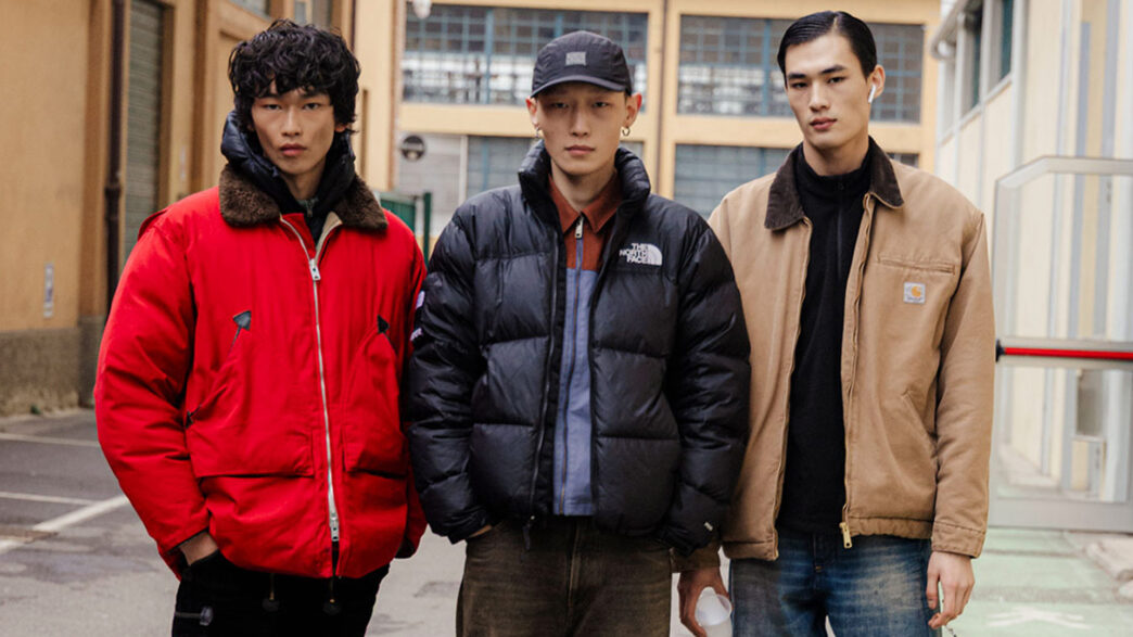 Modelos durante la semana de la moda vestidos con looks urbanos para combinar zapatillas marrones