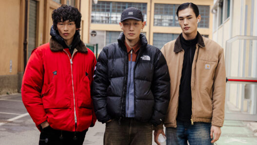 Modelos durante la semana de la moda vestidos con looks urbanos para combinar zapatillas marrones