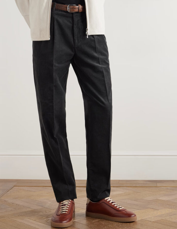 zapatillas marrones de hombre combinadas con un look semi formal