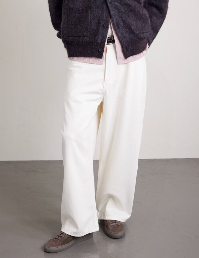 zapatillas marrones de hombre combinadas con un look informal