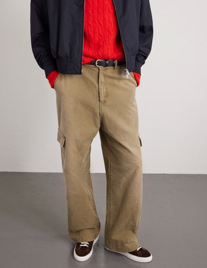 zapatillas marrones de hombre combinadas con pantalones cargo y jersey rojo de lana