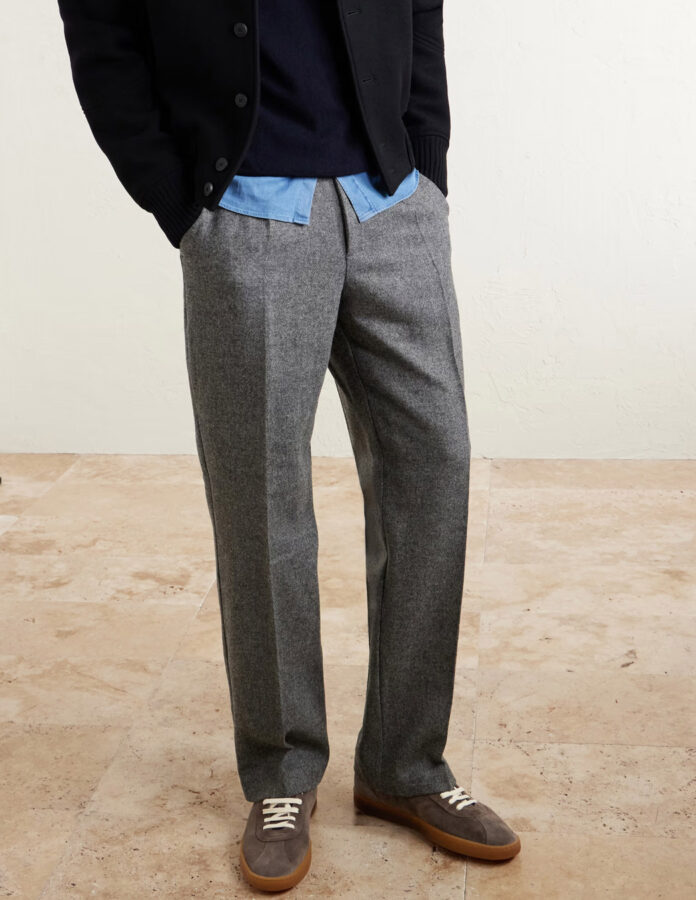 zapatillas marrones de hombre combinadas con un looks semi formal