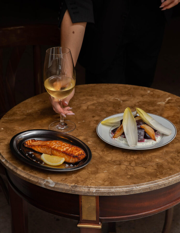 Plato de Salón con vino de Le Clan, en el Barrio de Justicia de Madrid