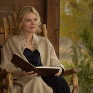 Michelle Pfeiffer y Kurt Russell protagonizan su regreso más inesperado en una serie que se estrena en marzo Secuencia de la serie The Madison en la que sale Michelle Pfeiffer sentada leyendo un libro