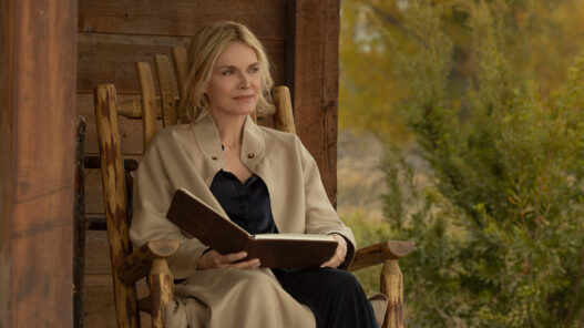 Secuencia de la serie The Madison en la que sale Michelle Pfeiffer sentada leyendo un libro