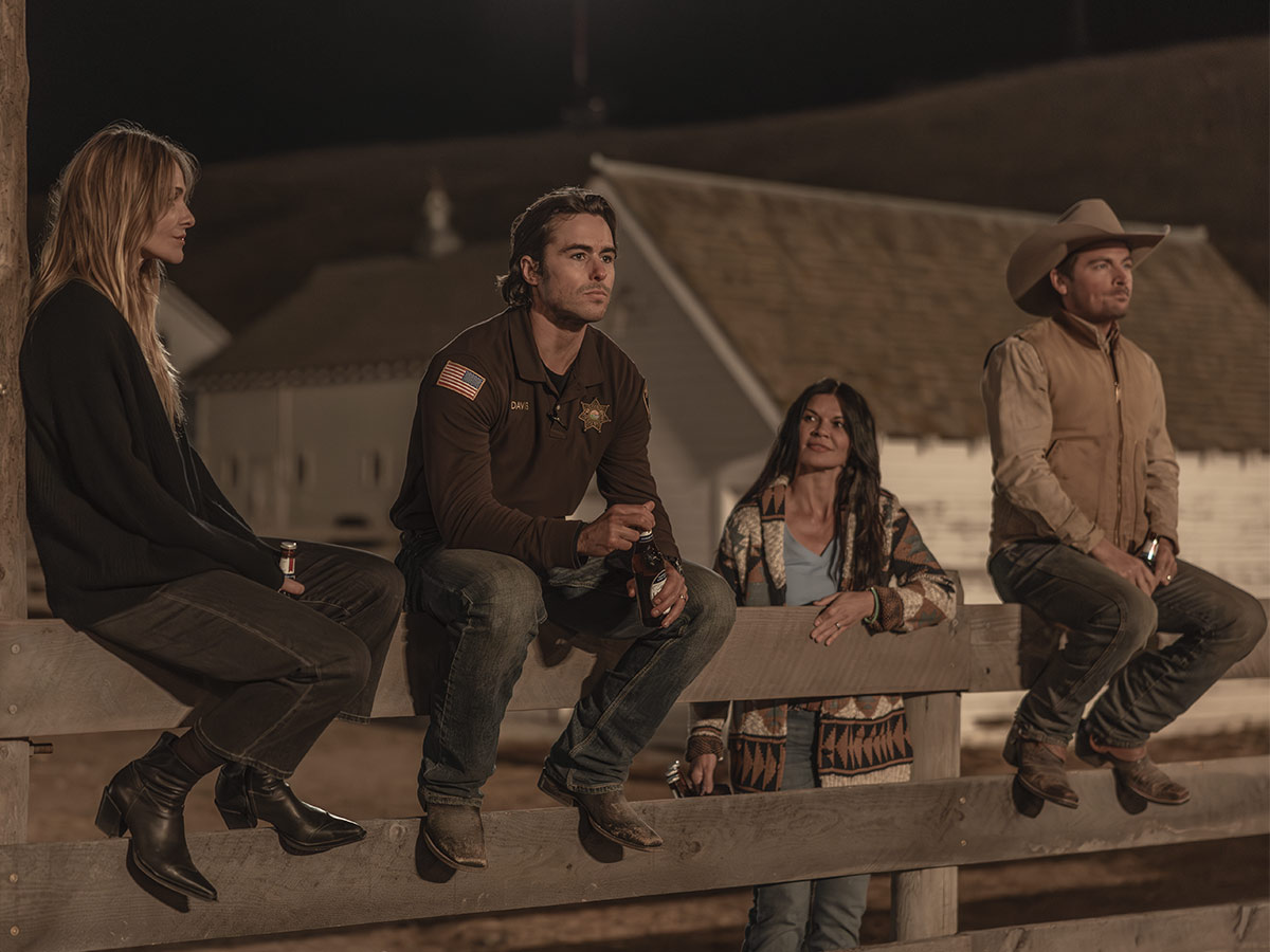 Michelle Pfeifer junto al reparto de la serie The Madison