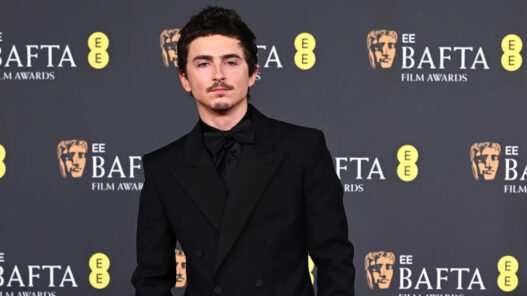 Timothée Chalamet posando a su llegada a los premios Bafta 2026