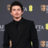 Timothée Chalamet posando a su llegada a los premios Bafta 2026