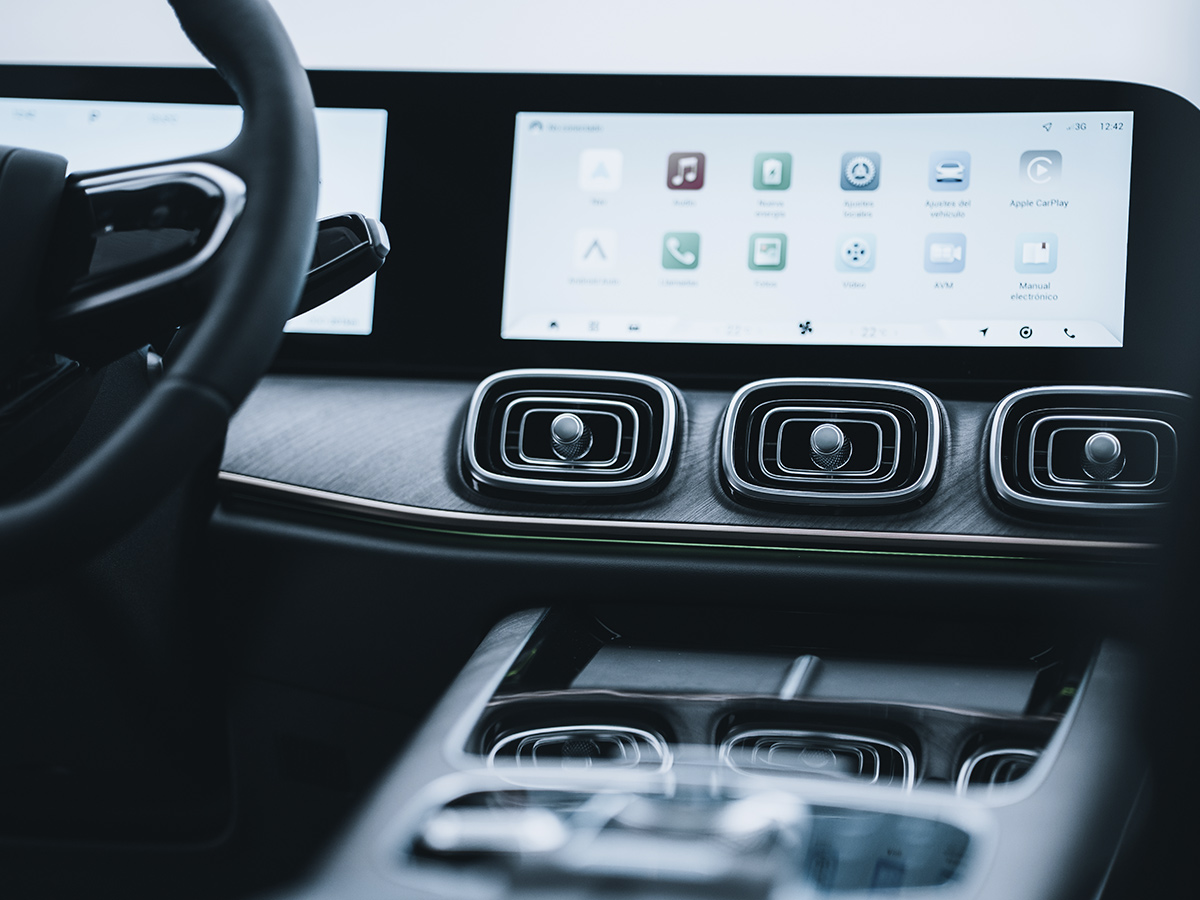 Pantalla multimedia y salidas de aire centrales del JAECOO 8 SHS