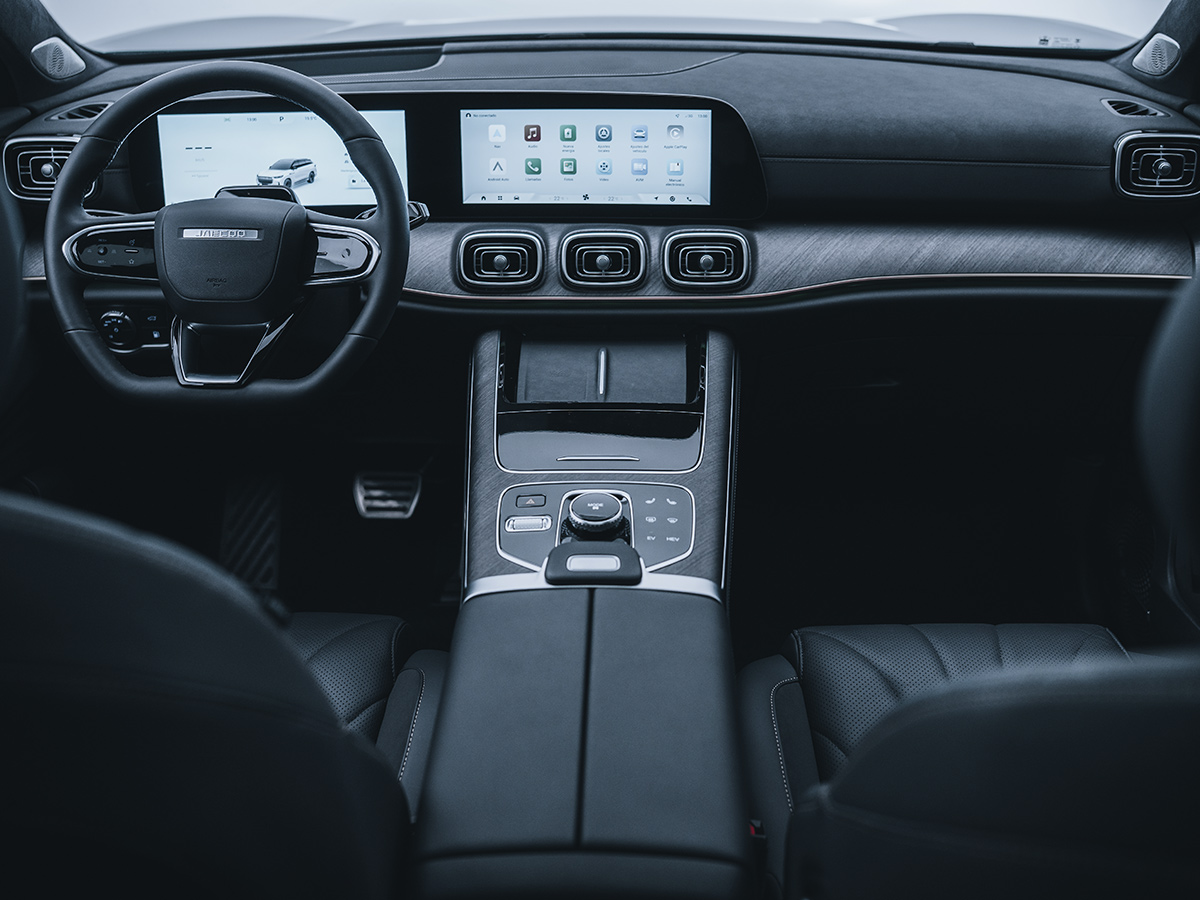 Salpicadero con doble pantalla panorámica de 12,3 pulgadas en el JAECOO 8 SHS