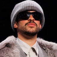 Bad Bunny sorprende en la presentación del Half Time de la Super Bowl con un look que ocultaba un detalle surrealista bajo el abrigo Bad Bunny durante la presentación de su participación en la Super Bowl 2026