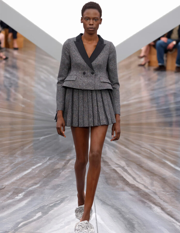 modelo desfile Dior primavera verano 2026 con chaqueta gris