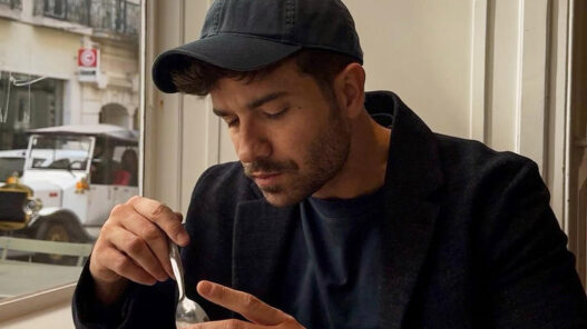 Pablo Alborán tomando café en Lisboa