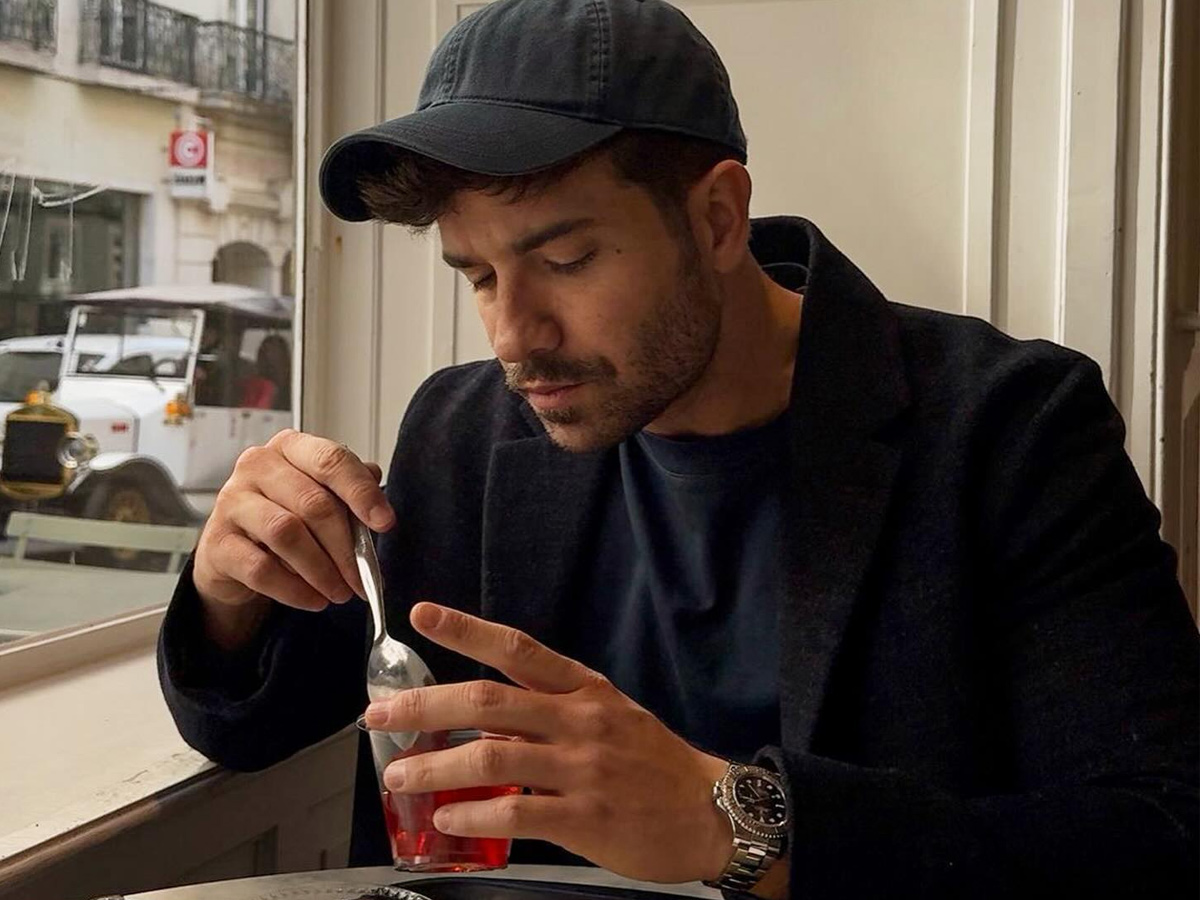 Pablo Alborán tomando café en Lisboa
