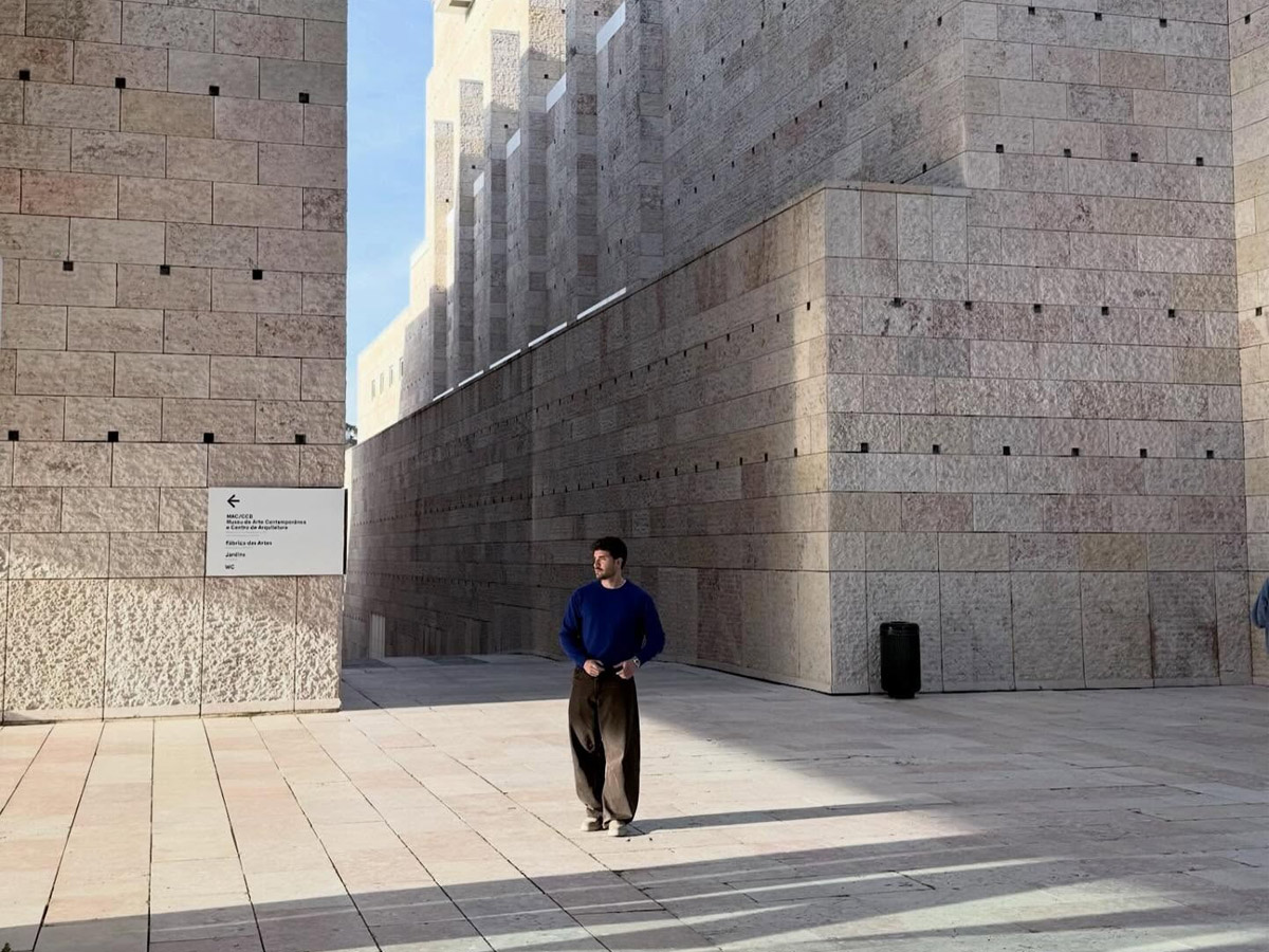 Pablo Alborán posando con un jersey azul en una iglesia de Lisboa