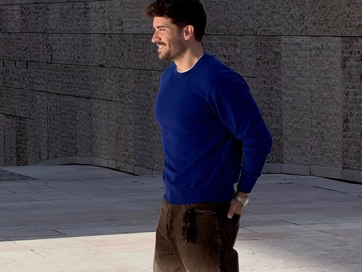 Pablo Alborán posa con un jersey azul y sonriente en el exterior de una iglesia en Lisboa