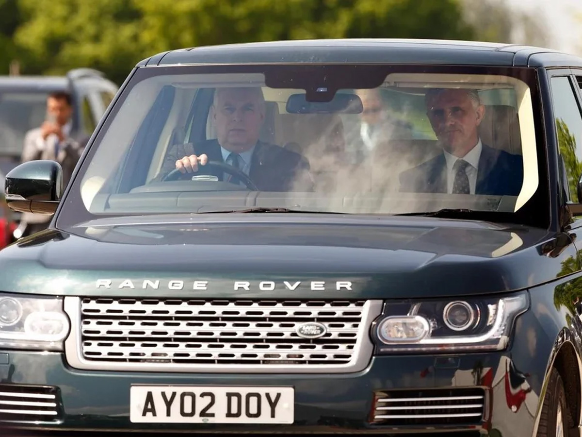 El príncipe Andrés conduciendo su Range Rover personalizado durante el Royal Windsor Horse Show en 2016.