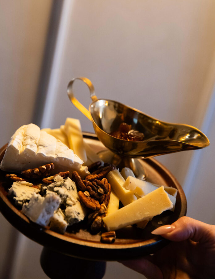 Plato de quesos del local Le Clan, en el Barrio de Justicia de Madrid