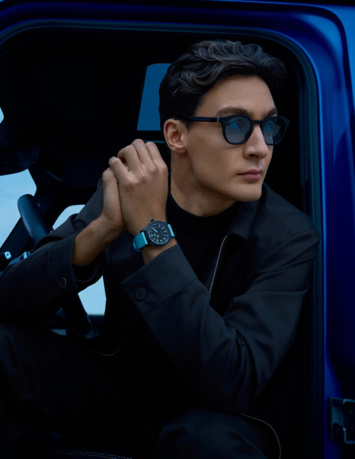 Pilot’s Watch Automatic 41 George Russell Ref. IW328107 en muñeca con correa de caucho azul