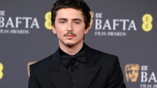 Timothée Chalamet posando en la alfombra roja de los premios Bafta 2026