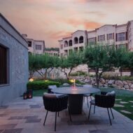 Este es el restaurante ubicado a una hora de Palma que acaba de entrar en la élite gastronómica de España por ganar tres soles Repsol Mesa en el jardin del restaurante Voro en Mallorca