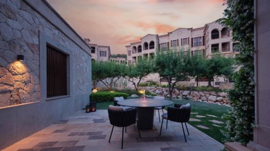 Mesa en el jardin del restaurante Voro en Mallorca