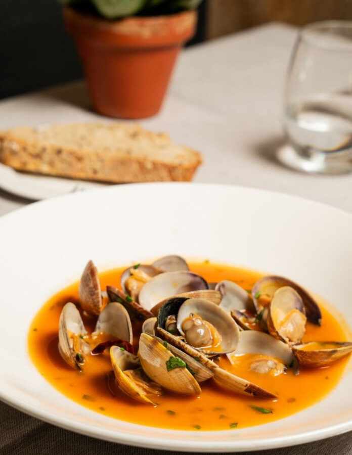 Almejas a la sartén del restaurante Carbón en Madrid