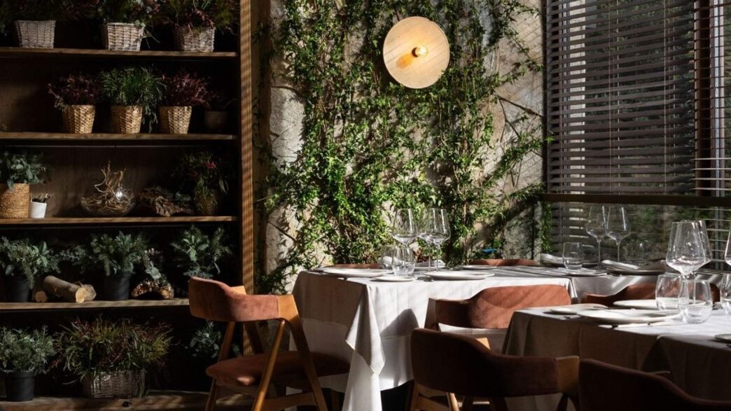 Comedor del restaurante Carbón en Madrid