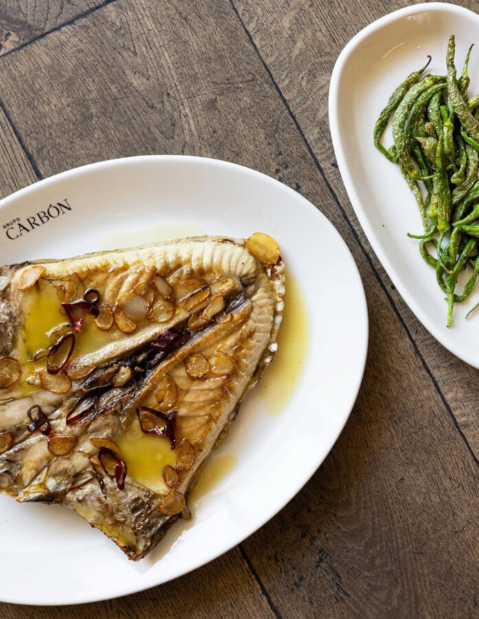 Pescado a la brasa del restaurante Carbón en Madrid