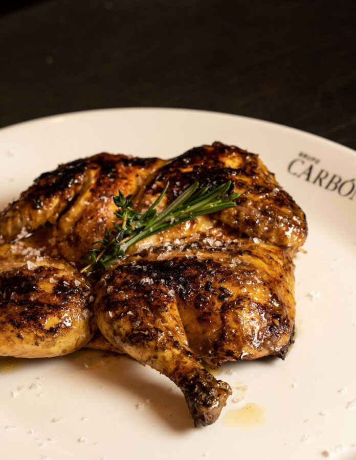 Pollo picantón de caserío asado al carbón en el restaurante Carbón de Madrid